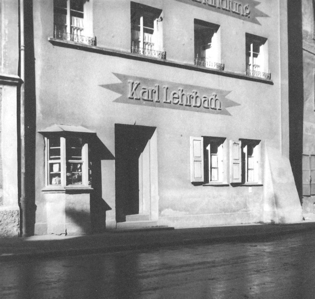 schwarz-weiß Bild der Fassade der Mehlhandlung Karl Lehrbach