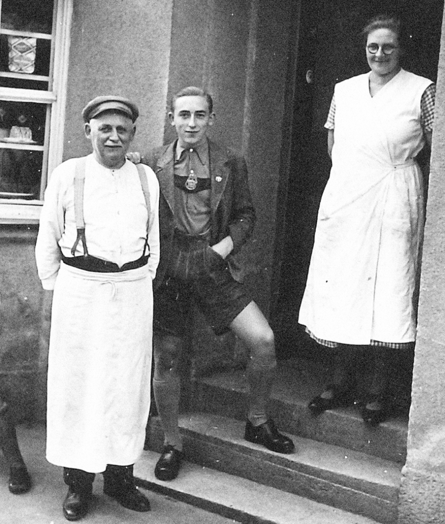 Juli 1939, Zita und Karl mit Sohn Josef auf den Treppen stehend. Vermutlich vor der Bäckerei