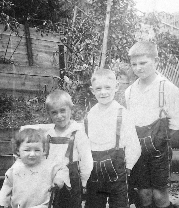 Familienfoto aus dem Jahr 1925 es zeigt die jungen Kinder Hans, Karl, Josef und Max