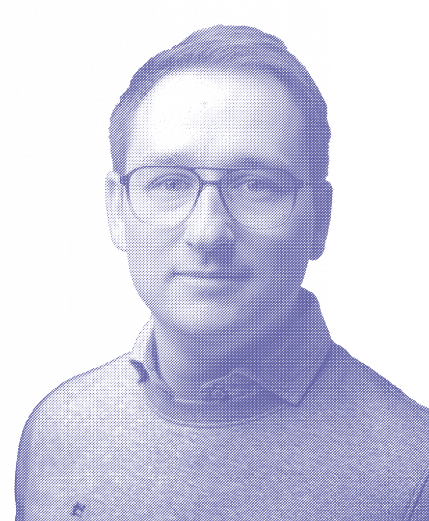Ein Portrait von Frank Lehrbach. Er trägt ein Hemd mit Pollunder und trägt eine Hornbrille. Das Bild ist monochrom in einem bläulichen Farbton gehalten und wirkt wie eine stilisierte Druckgrafik im Rasterpunkt-Stil.