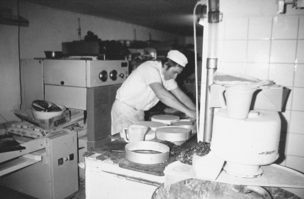 Josef jun. in der Konditorei, 1979. Er arbeitet an der Form von Torten