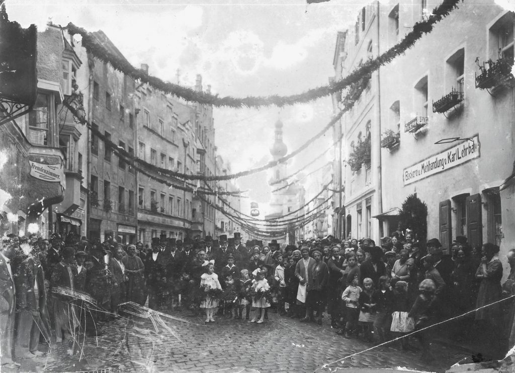 schwarz-weiß Bild einer Menschenmenge vor der Mehlhandlung Karl Lehrbach