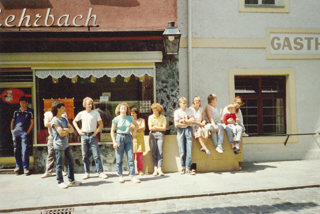 Foto von großen Umzug 1988. Helferinnen stehen vor dem alten Geschäft und machen eine kurze Pause