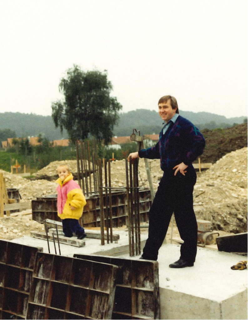 Bild von Neubau 1988. Darauf zu sehen sind Josef Karl Junior mit seinem Kind.