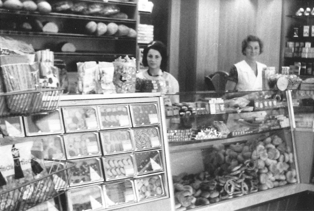 Neue Auslage in der Bäckerei nach dem Umbau 1964. Das Foto ist schwarz Weiß und hinter der Theke stehen zwei Verkäuferinnen.