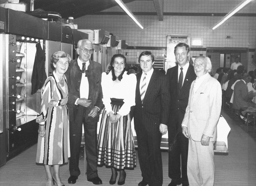 Große Eröffnungsfeier 1989 in der neuen Produktion, Hilda Lehrbach, Josef Jun., Josef Sen., Claudia stehen in der neuen Produktion.