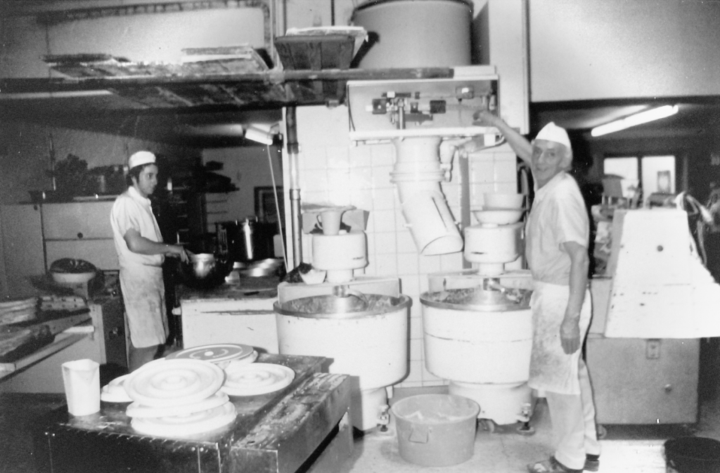 Vater Josef sen. und Sohn Josef jun. in der Konditorei, 1979. Das Foto ist schwarz weiß.